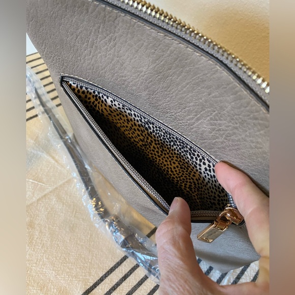 NWT Alyssa vegan crossbody purse with tassel - Picture 13 of 16